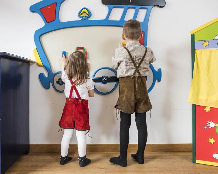 Kinder spielen